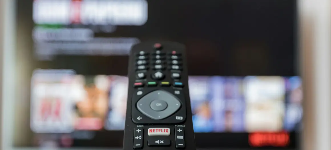 Afstandsbediening gericht op de televisie