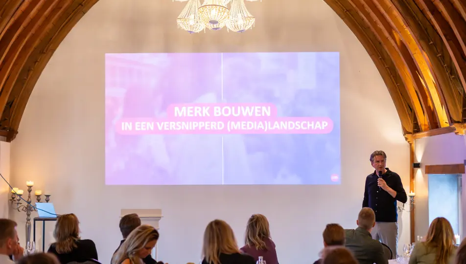 Spreker geeft presentatie tijdens bvA event over merkbouwen