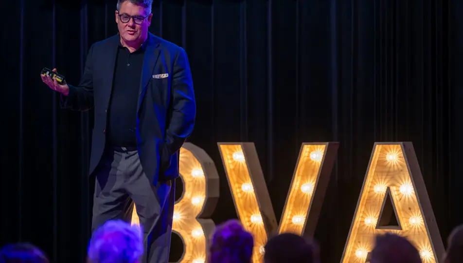 Mark Ritson spreekt op het podium tijdens het CMO diner 2025 van bvA