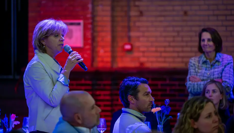 Vrouw spreekt in microfoon tijdens bvA CMO diner 2025