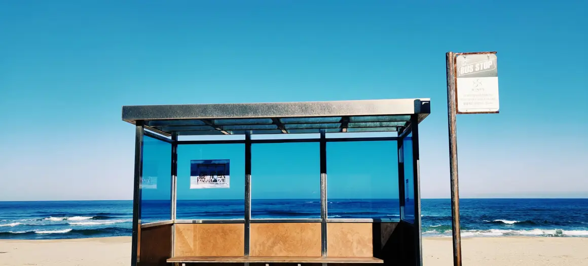 Leeg bushokje op het strand