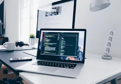 Laptop met data op bureau