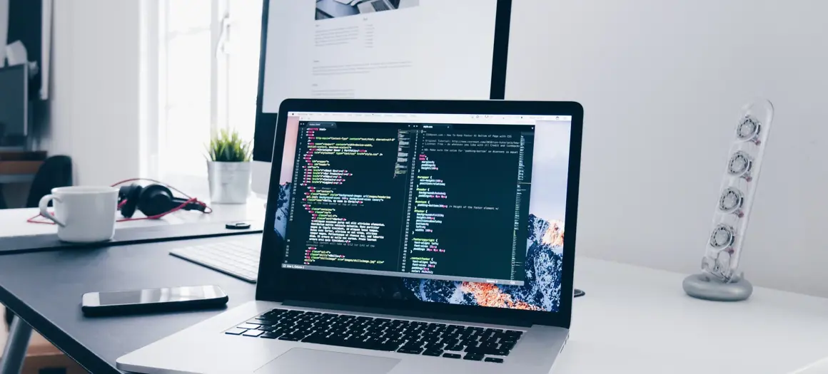 Laptop met data op bureau