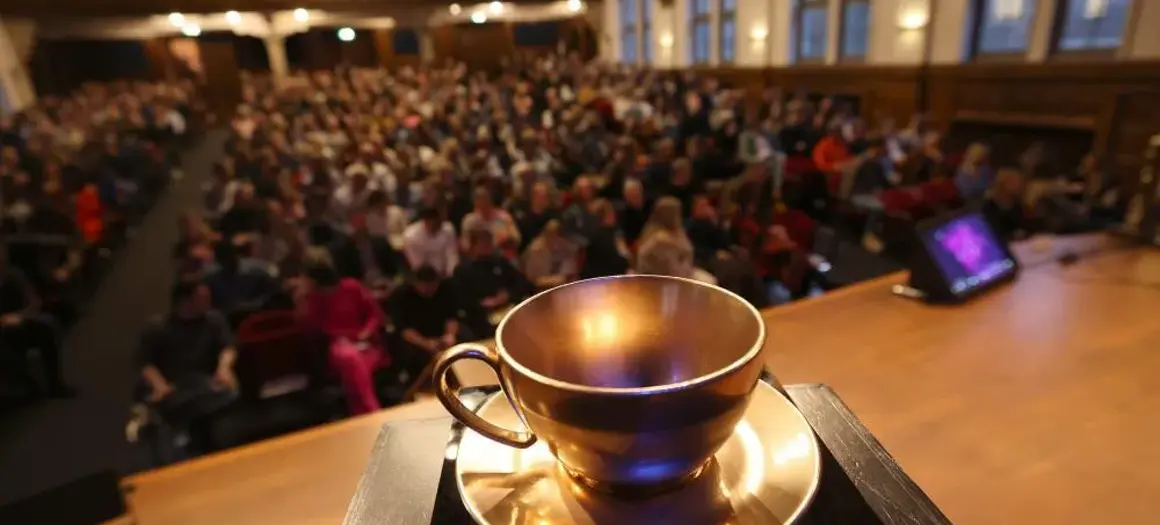 Gouden koffiekopje tijdens bvA event Koffiedik Kijken 