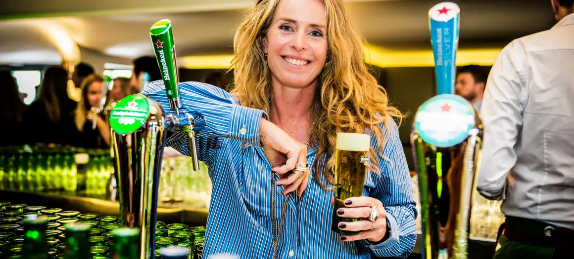 Els Dijkhuizen achter Heineken bar