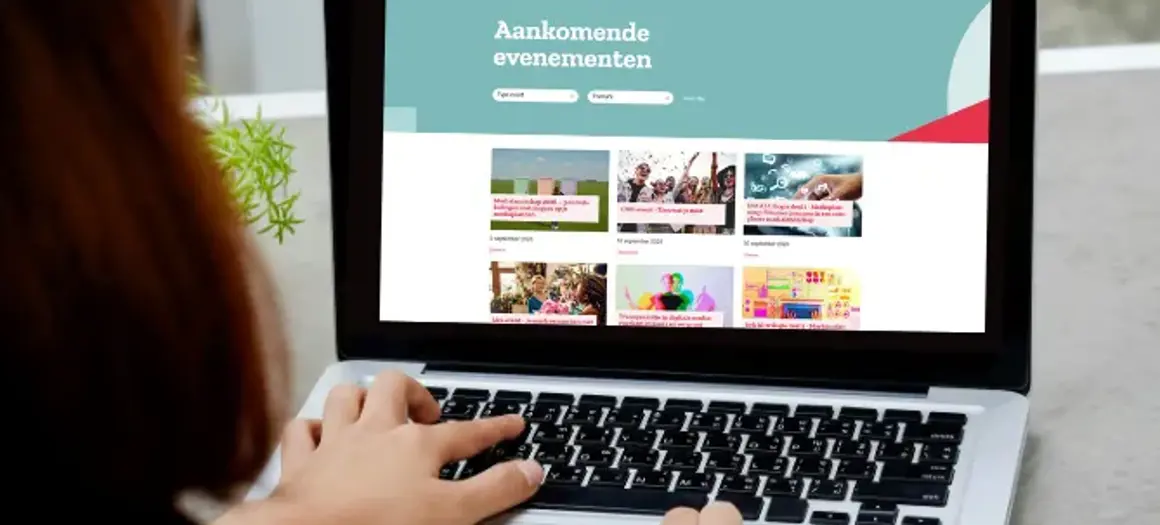 Vrouw achter laptop met bvA webinarprogramma