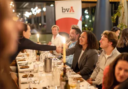 handen schudden tijdens bvA Ronde Tafeldiner Media More