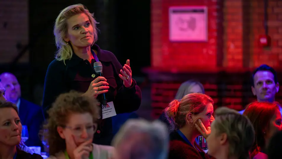 Vrouw praat tegen microfoon tijdens bvA CMO diner 2025